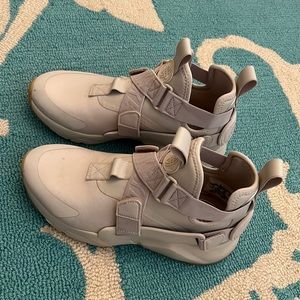 Air Nike Shoes😍US size 7😍stone color